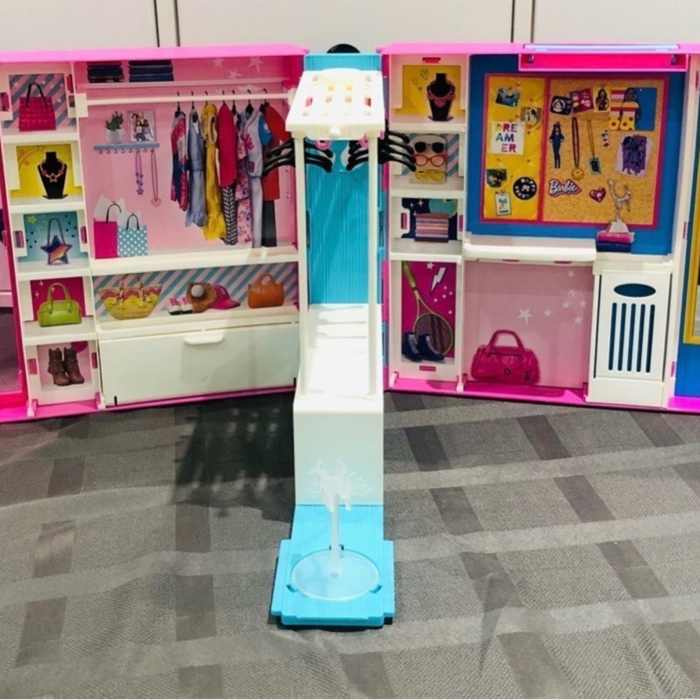 Barbie Fashionistas Ultimate Dream Closet